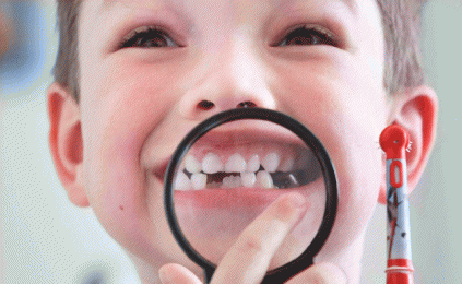 Trẻ bị sâu răng do không được dạy đánh răng đúng cách từ nhỏ