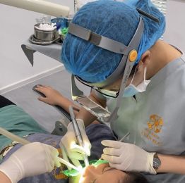 Kính lúp Super Scope giúp bác sĩ Xuân Mai rút ngắn thời gian khám chữa răng cho bệnh nhân
