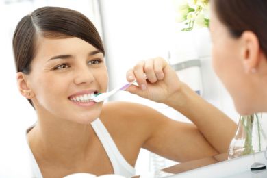 dùng máy tăm nước thì có nên đánh răng không?